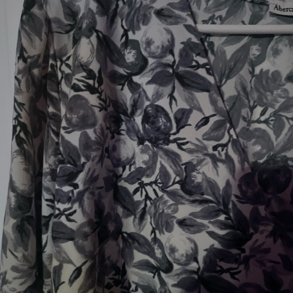 Abercrombie + Fitch Floral Blue, Gray and White Women's Top - Picture 3 of 5